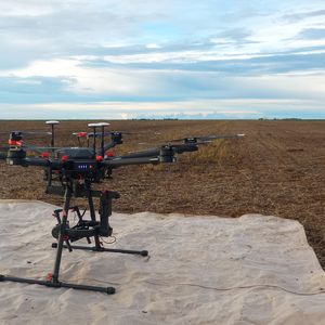 Matrice 600 PRO, com sensor multiespectral Micasense RedEdge acoplado na plataforma por um ronin DJI